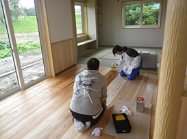 Ｏ様ご家族と床の塗装仕上げ